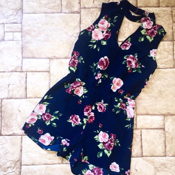 Floral Romper from the Buckle - Picture 4 of 5